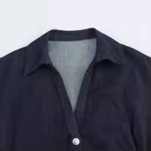 Vestido midi vaquero de la nueva colección Primavera 1975 con solapa, cremallera lateral, cintura fruncida, corte ajustado y elegante.