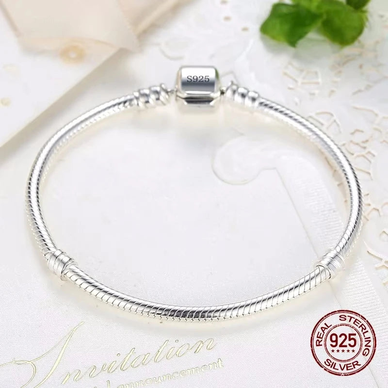 Neues, luxuriöses, handgefertigtes Original-Schmuckstück: Armband aus 925er Sterlingsilber mit weichem, glattem Schlangenknochen-Anhänger für Damen.