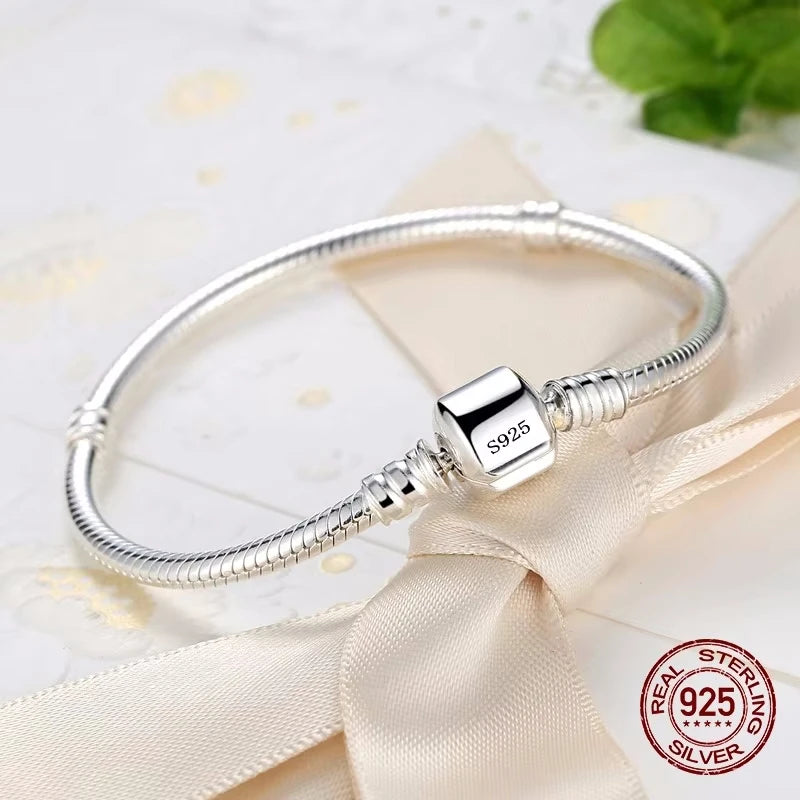 Neues, luxuriöses, handgefertigtes Original-Schmuckstück: Armband aus 925er Sterlingsilber mit weichem, glattem Schlangenknochen-Anhänger für Damen.