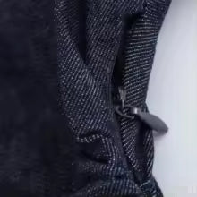 Vestido midi vaquero de la nueva colección Primavera 1975 con solapa, cremallera lateral, cintura fruncida, corte ajustado y elegante.