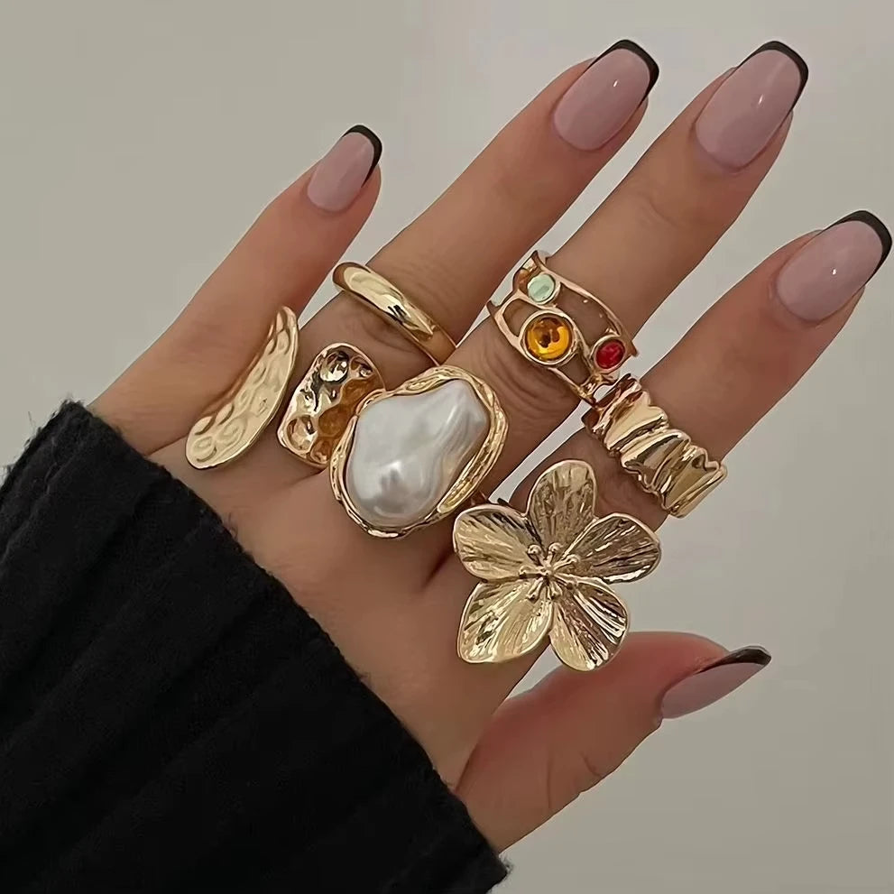 Nuevo anillo abierto irregular de metal con forma de flor para mujer, elegante anillo de imitación de perlas, accesorios de joyería