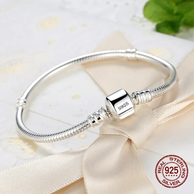 Neues, luxuriöses, handgefertigtes Original-Schmuckstück: Armband aus 925er Sterlingsilber mit weichem, glattem Schlangenknochen-Anhänger für Damen.
