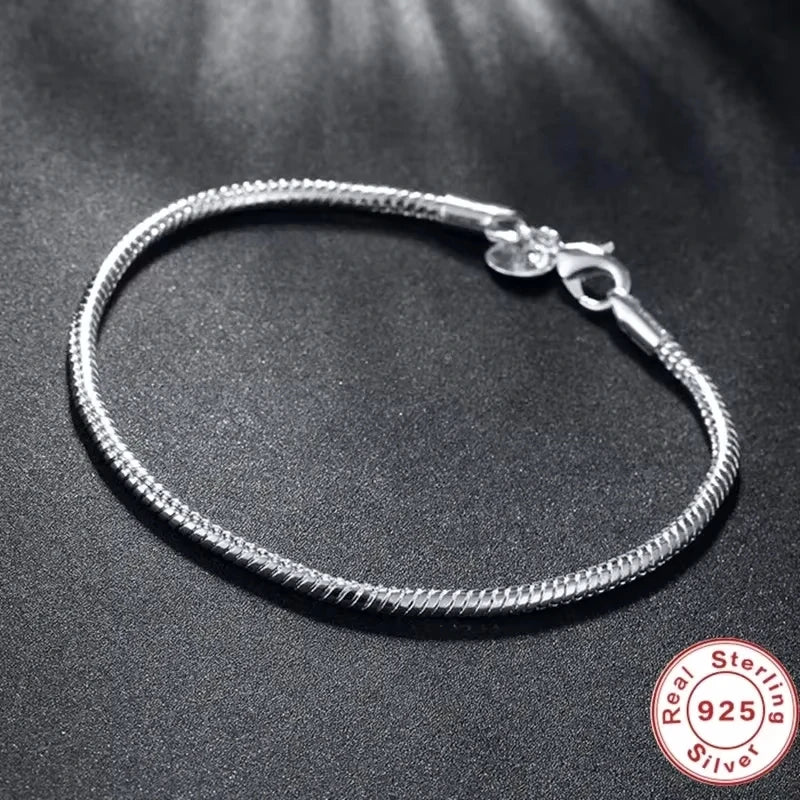 Neues, luxuriöses, handgefertigtes Original-Schmuckstück: Armband aus 925er Sterlingsilber mit weichem, glattem Schlangenknochen-Anhänger für Damen.