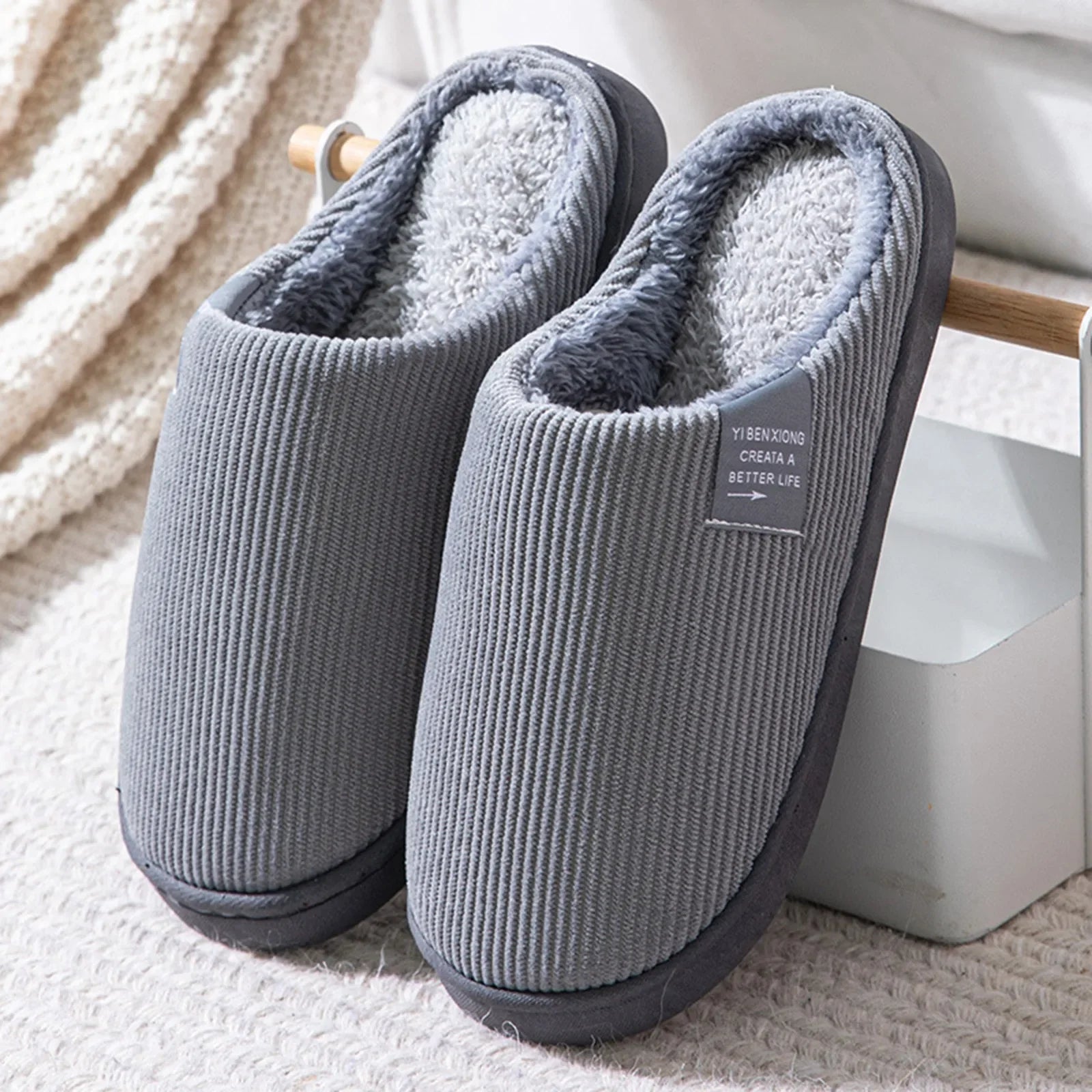 Nuevas pantuflas unisex informales de felpa gruesa con suela suave para estar en casa, pantuflas térmicas antideslizantes, planas para invierno.